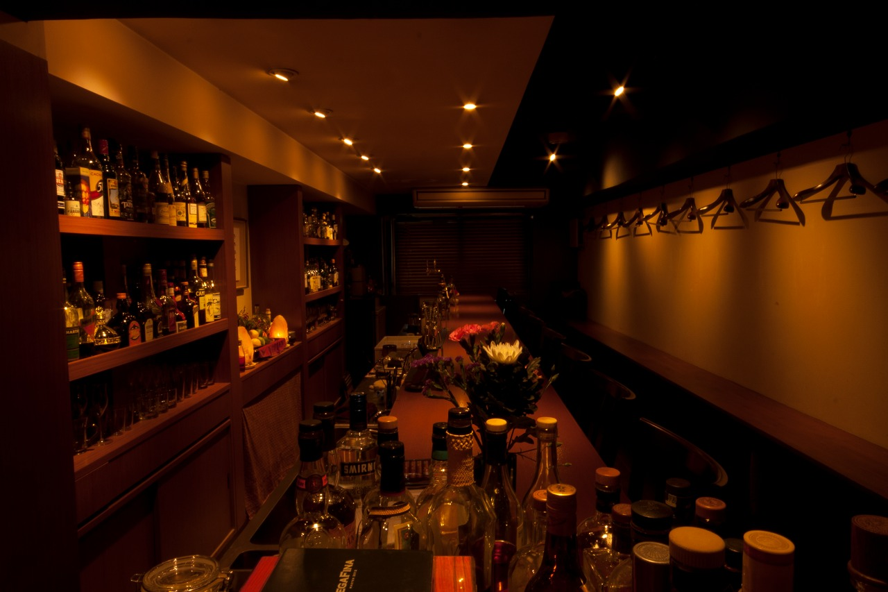 BAR AOTETSU space — low counter and ambient lighting